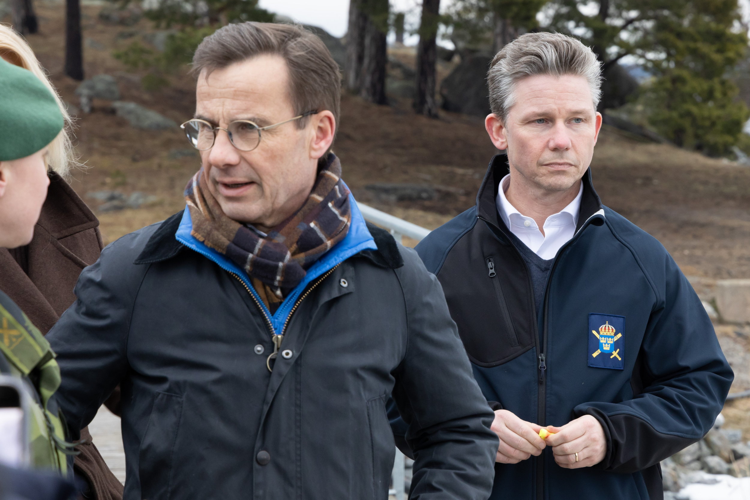 Statsminister Ulf Kristersson (M) och försvarsminister Pål Jonson (M) under verksamhetsbesök efter pressträff vid örlogsbasen på Berga Foto: Regeringskansliet/Niklas Forsström