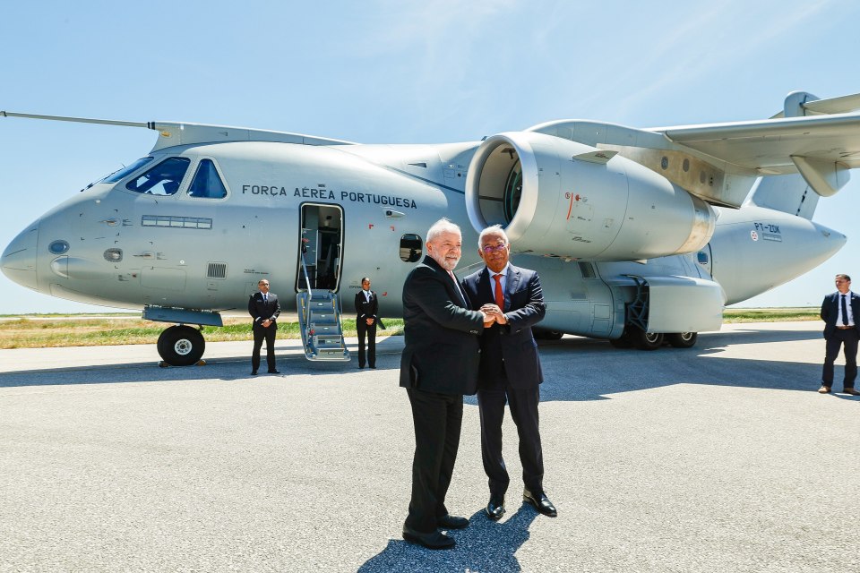 Brasiliens president Lula da Silva tillsammans med Portugals premiärminister António Costa framför det portugisiska flygvapnets första C-390, april 2023. Foto: Ricardo Stuckert/PR Creative Commons 2.0