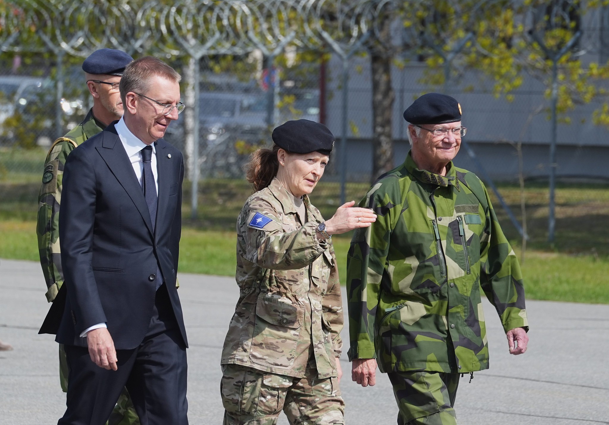 President Edgars Rinkēvičs, generalmajor Jette Albinus, chef för Natos norra division och HM Konungen besöker Ādaži militärbas norr om Riga, Lettland Foto: Ilmārs Znotiņš/Valsts prezidenta kanceleja, Attribution-NonCommercial-ShareAlike 2.0 Generic