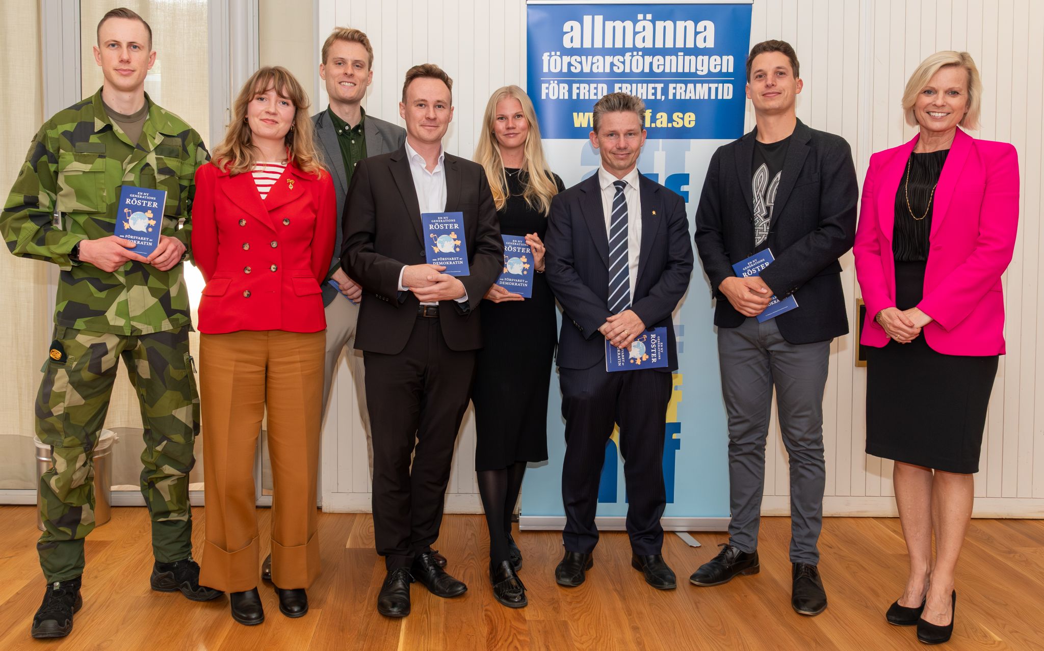 Anton Kindlund, Susanna Kierkegaard, Johannes Nordin, Julian Tucker, Hanna Olofsson, försvarsminister Pål Jonson, Eric Adamson och generalsekreterare Anna Wieslander. Foto: AFF