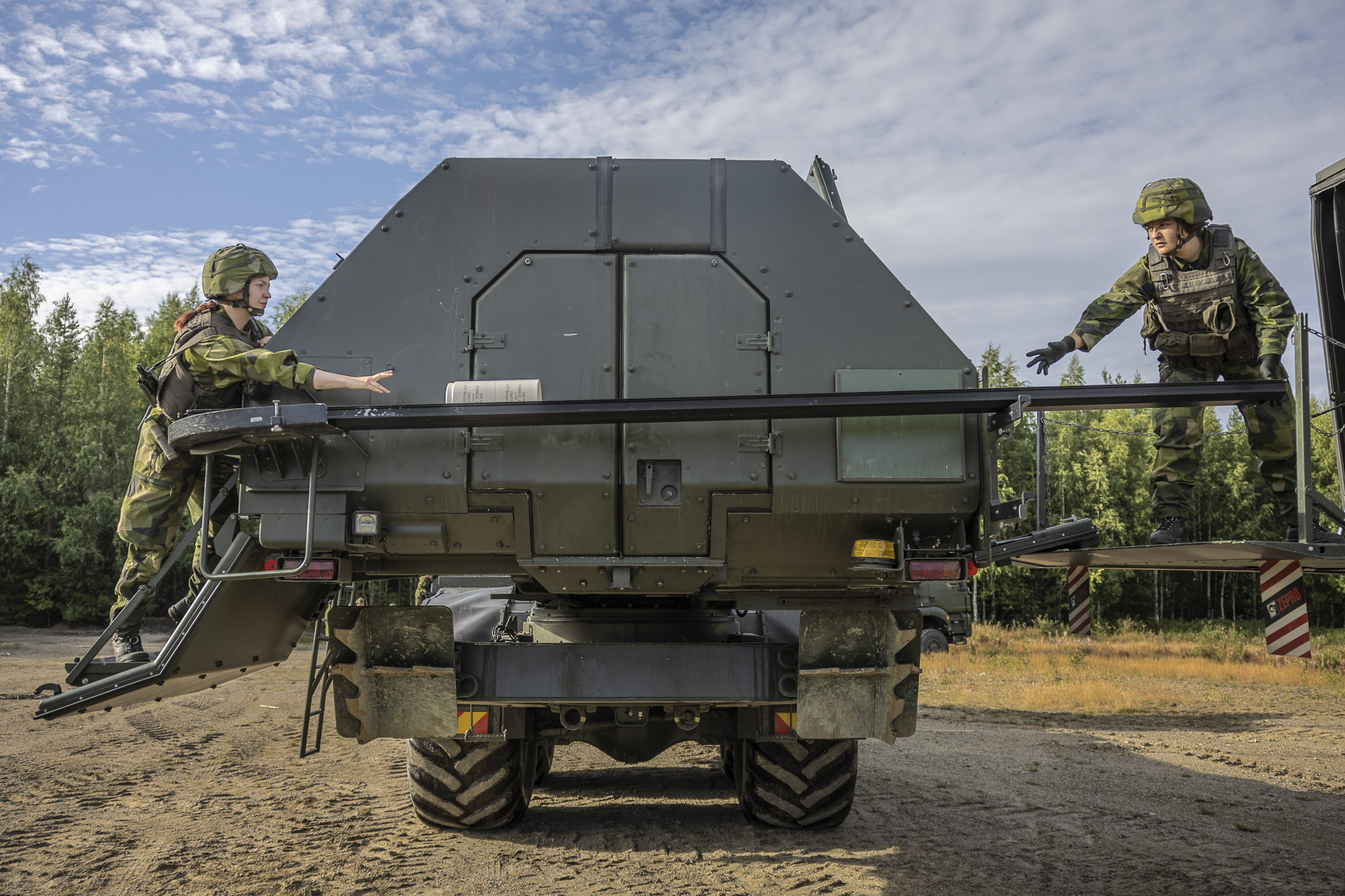 Soldater som laddar en Archer med karduser Foto: Bezav Mahmod/Försvarsmakten