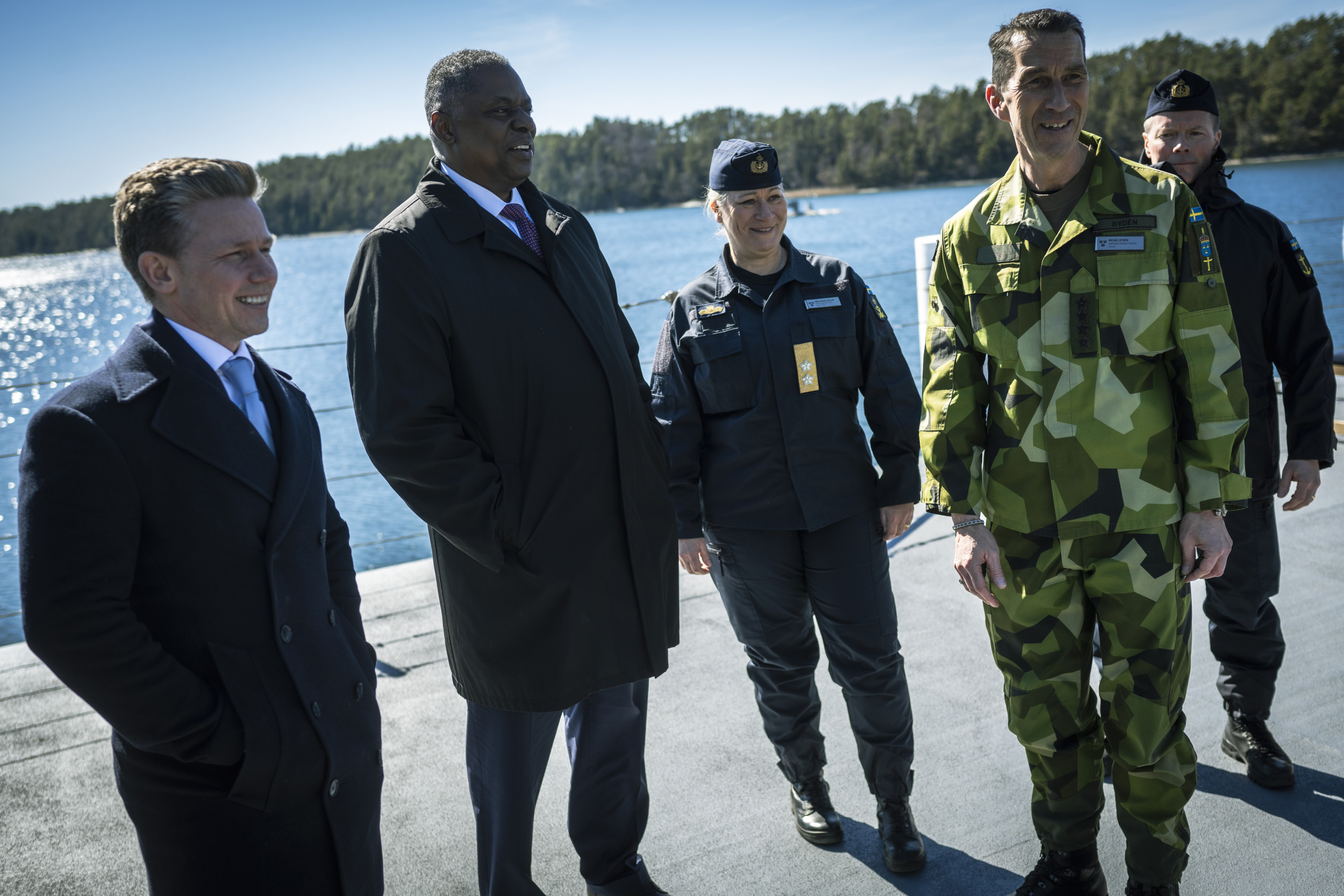 Försvarsministrarna Pål Jonsson och Loyd Austin III tillsammans med marinchefen Ewa Skoog Haslum och överbefälhavare Micael Bydén