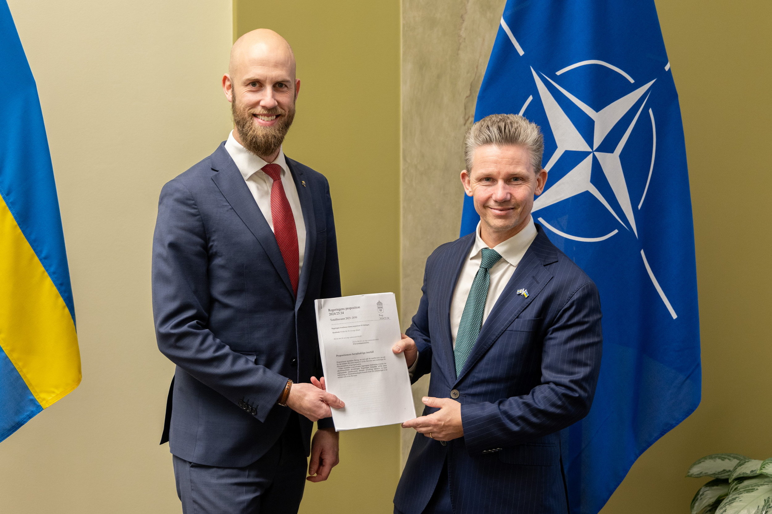 Minister för civilt försvar Carl-Oskar Bohlin (M) och försvarsminister Pål Jonson (M) vid pressträff för att presentera totalförsvarspropositionen 2025 – 2030 Foto: Regeringskansliet/Niklas Forsström