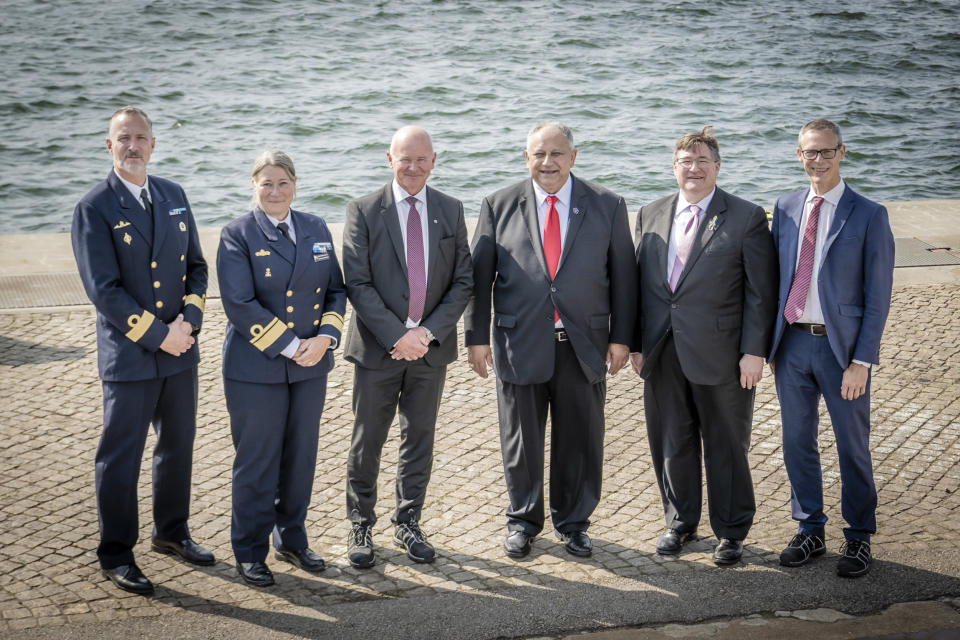 Fredrik Lindén chef FMV:s verksamhetsområde Marinmateriel, Marinchefen Ewa Skoog Haslum, Saabs vd Micael Johansson, marinminister Carlos Del Toro, amerikanska ambassadören Erik D. Ramanathan och Mats Wicksell, chef för Saabs affärsområde Kockums. Foto: Glenn Pettersson/Saab
