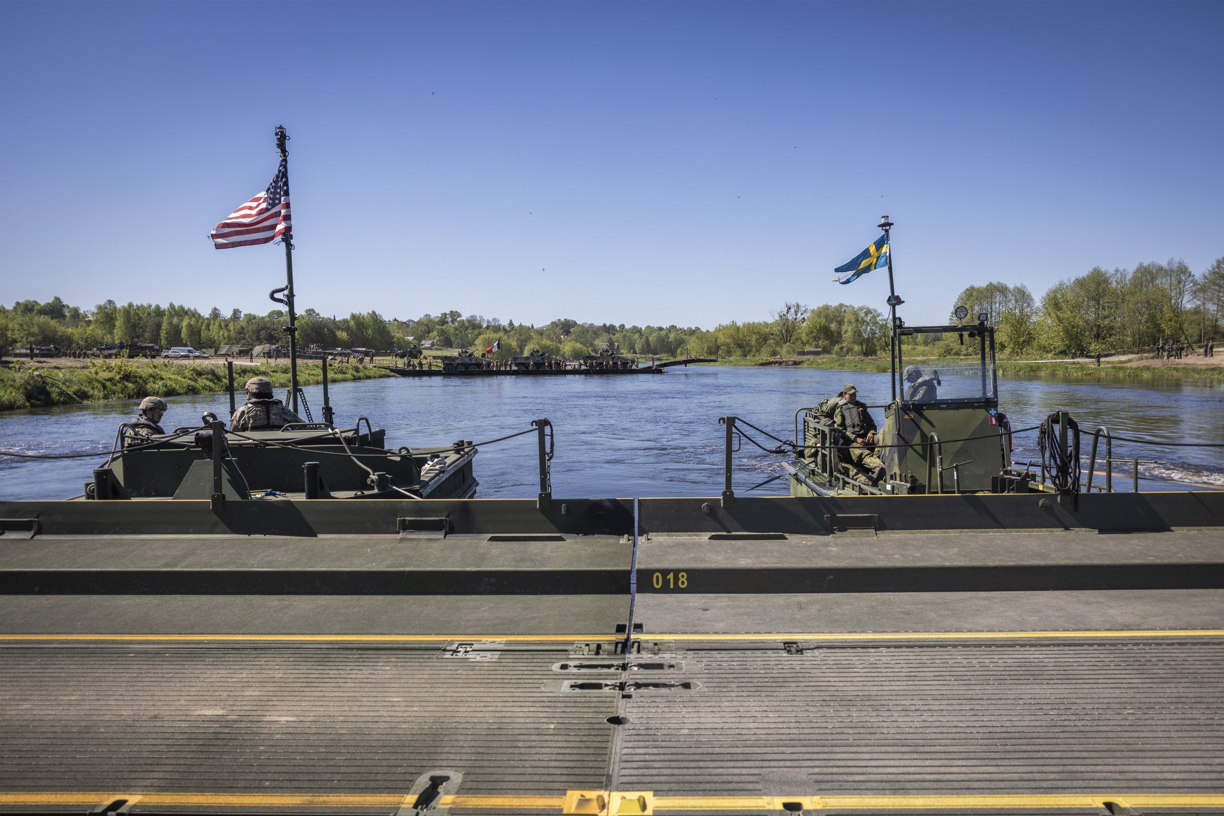 Svenska och amerikanska soldater upprättar gemensamt Däcksbro 300 över en flod under övningen Defender Europe 22 Foto: Antonia Sehlstedt/Försvarsmakten