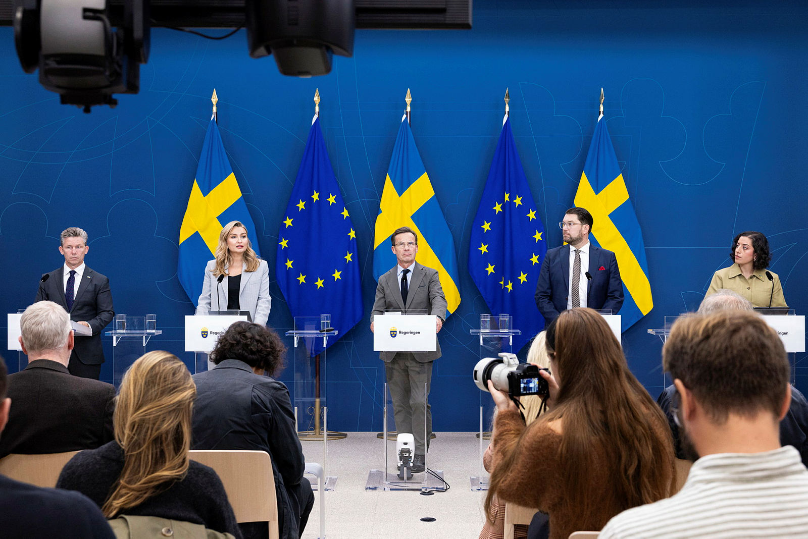 Försvarsminister Pål Jonson (M), Kristdemokraternas partiledare Ebba Busch, statsminister Ulf Kristersson (M), Sverigedemokraternas partiledare Jimmie Åkesson och Liberalernas partiledare Simona Mohamsson Foto: Ninni Andersson/Regeringskansliet