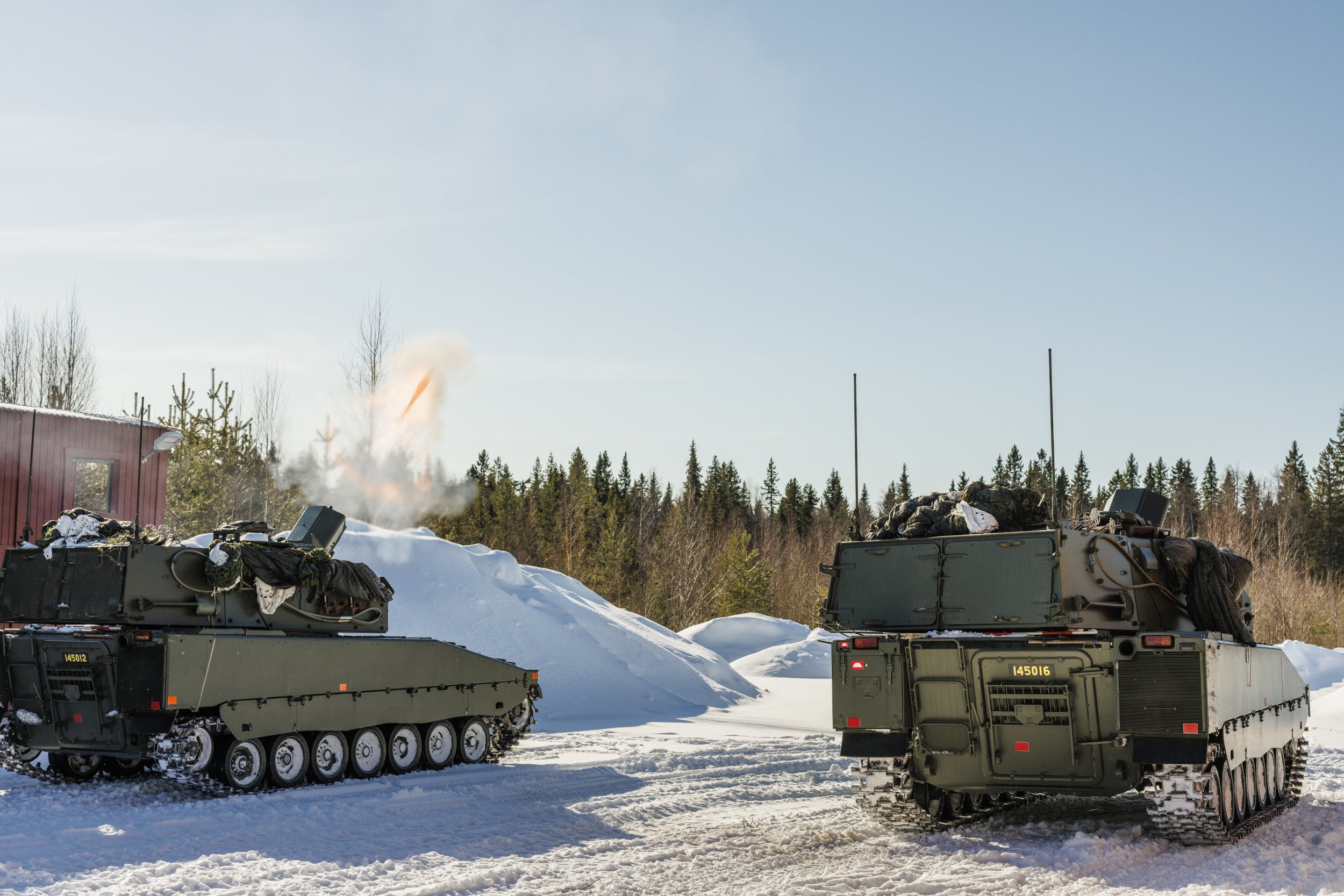 Granatkastarbandvagn 90 övar skarpskjutning i Boden under övningen Vintersol 23 Foto: Jonas Helmersson/Försvarsmakten