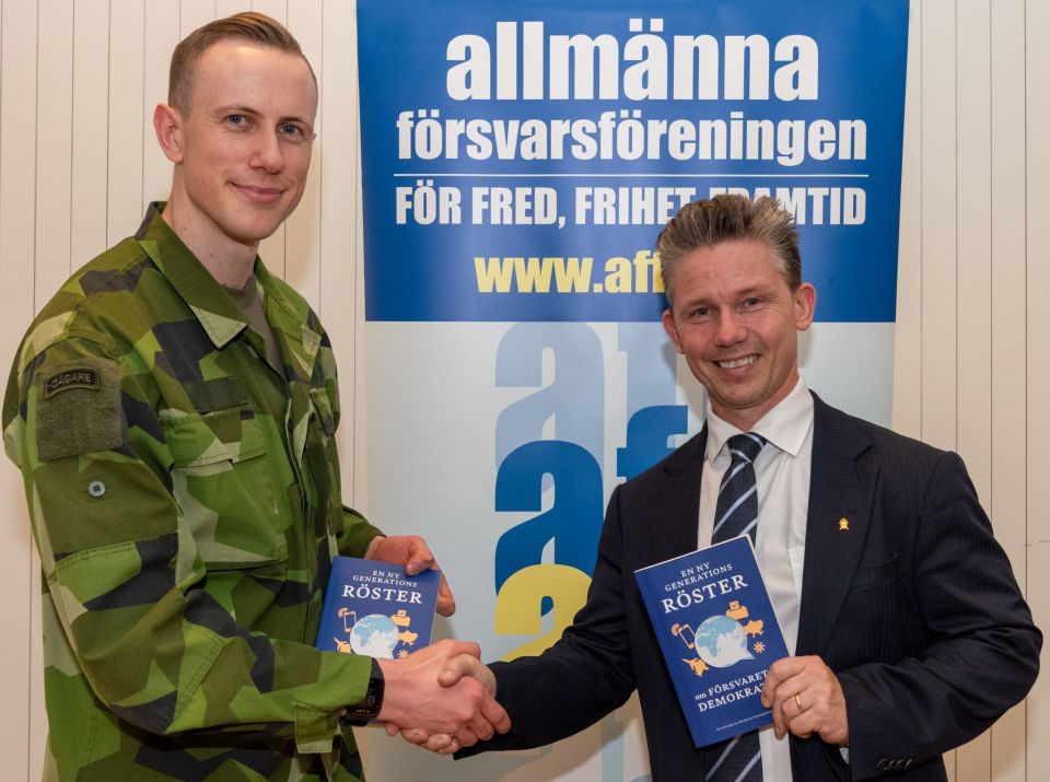 Anton Kindlund, en av antologins nio medförfattare tillsammans med försvarsminister Pål Jonson (M). Foto: AFF