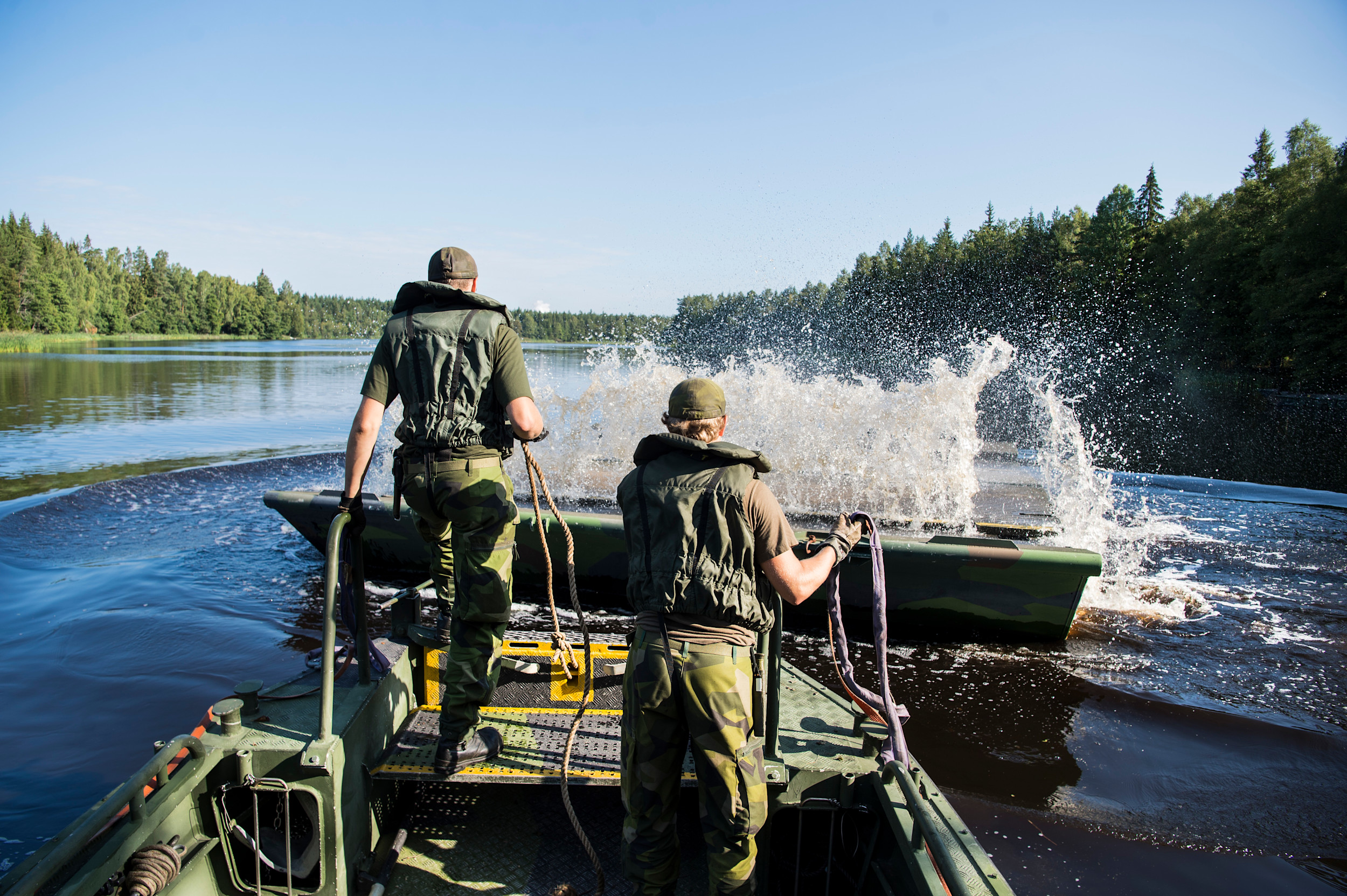 Soldater upprättar Däcksbro 200 Foto: Joel Thungren/Försvarsmakten