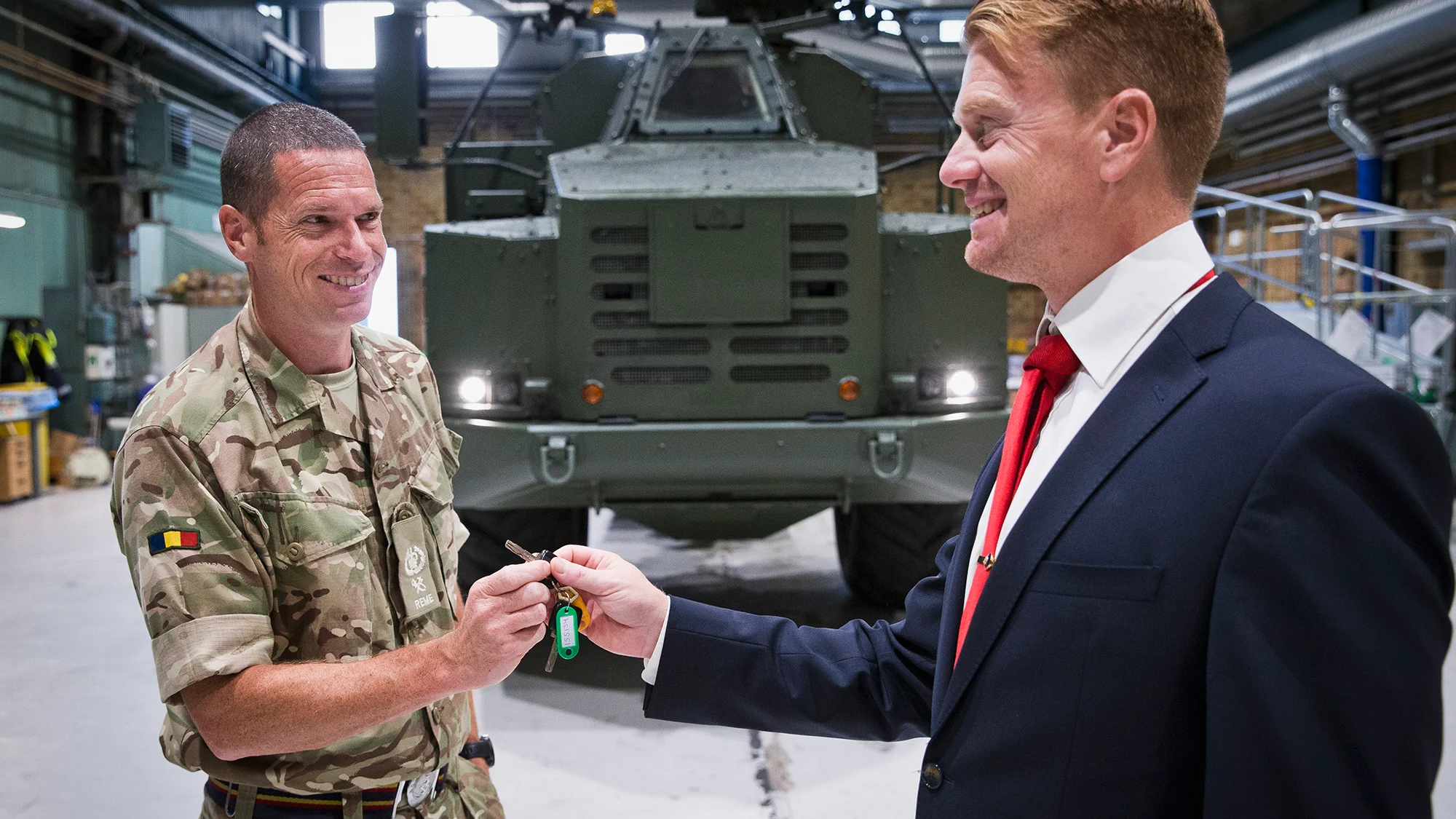 Terrence Dickinson från brittiska försvarsministeriet och Patrik Almqvist, projektledare vid FMV Foto: BAE Systems Bofors