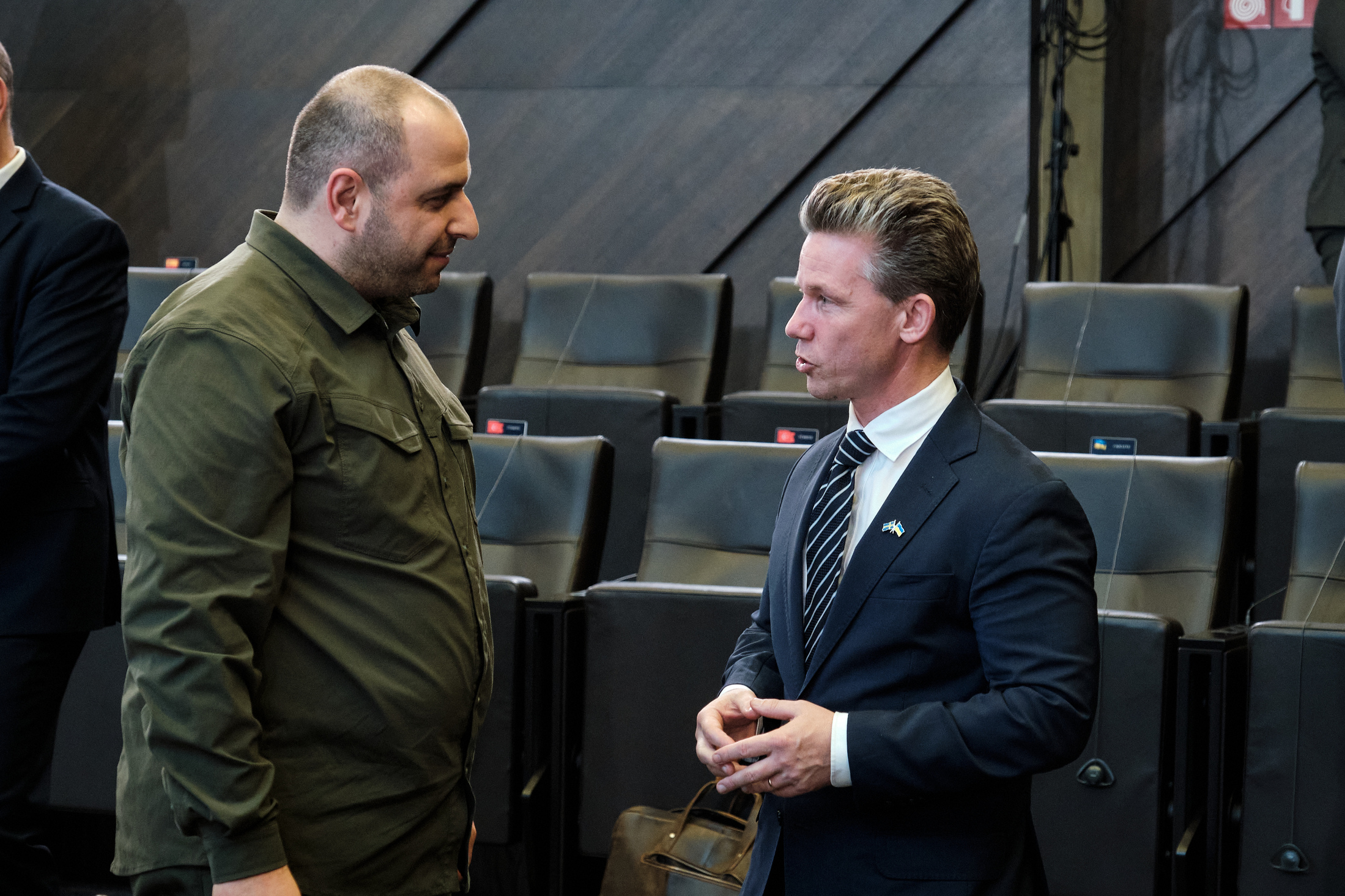Ukrainas försvarsminister Rustem Umerov och försvarsminister Pål Jonson (M) Foto: NATO (CC BY-NC-ND 2.0)