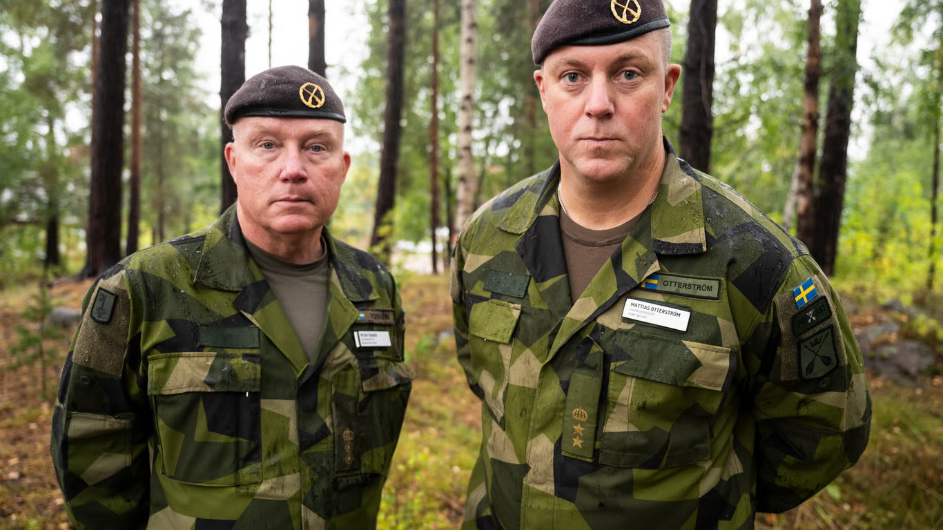 Regementsförvaltare Peter Torgén och Mattias Otterström, bataljonchef på Dalregementet, I 13.  Foto: Hanna Embretsen/Försvarsmakten