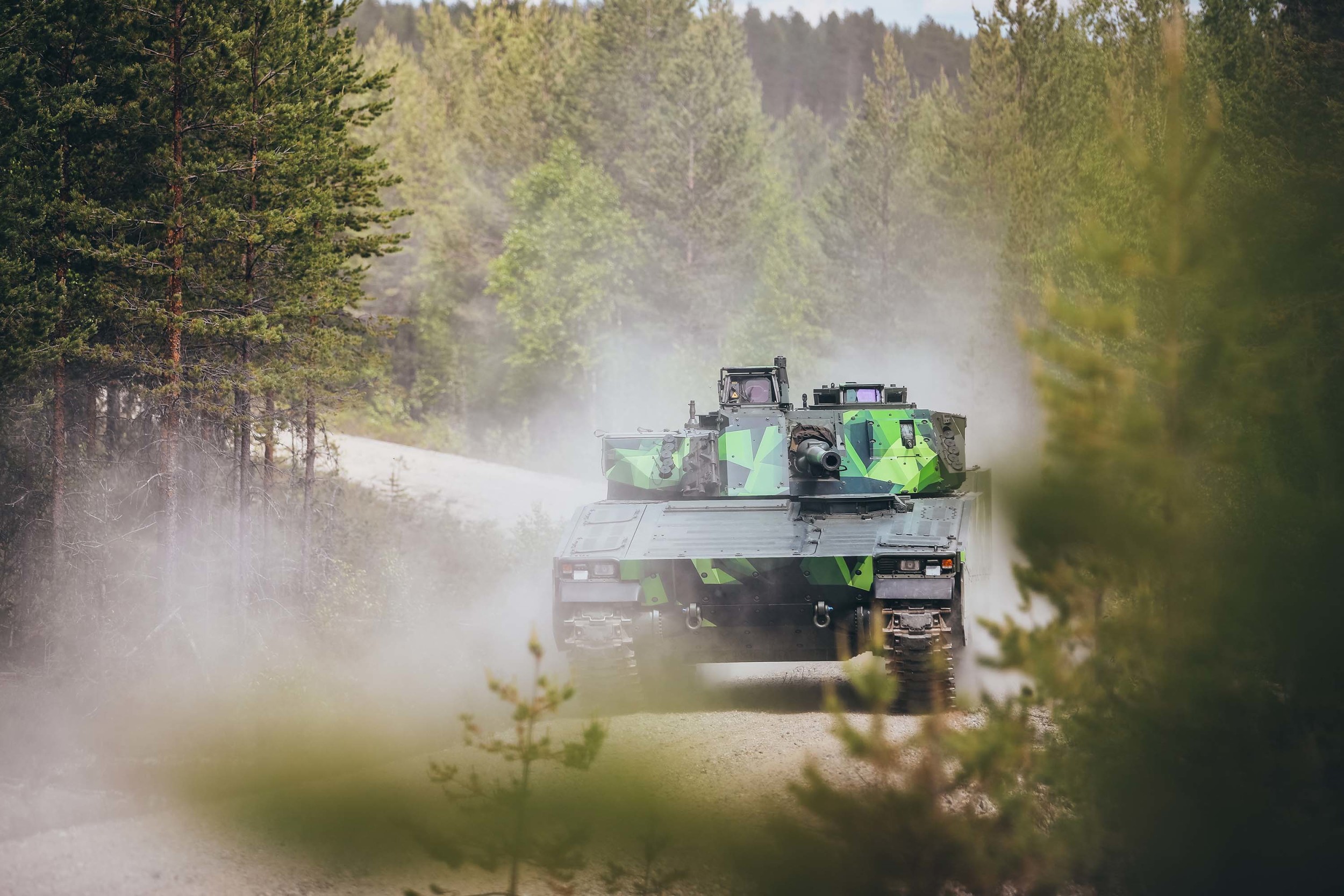 CV90-equipped-with-Saab-sight-and-fire-control-capability