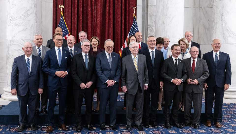 Statsminister Ulf Kristersson tillsammans med bland annat Natos generalsekreterare Jens Stoltenberg och den amerikanska senatens utrikesutskott Foto: Nato