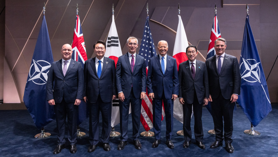 Christopher Luxon, Nya Zeelands premiärminister, Yoon Suk-yeol, Sydkoreas president, Jens Stoltenberg, Natos generalsekreterare, Joe Biden, USA:s president, Fumio Kishida, Japans premiärminister och Richard Marles, Australiens försvarsminister Foto: Nato