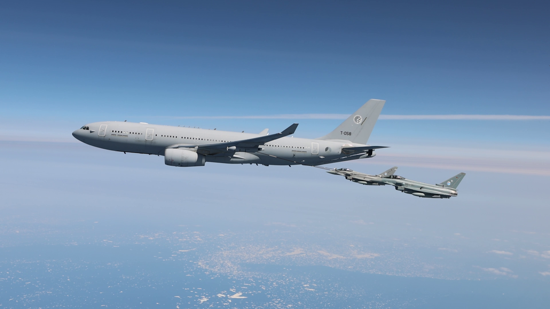 Airbus A330 Multi Role Tanker Transport (MRTT) tankar två Eurofighter Typhoon Foto: Airbus