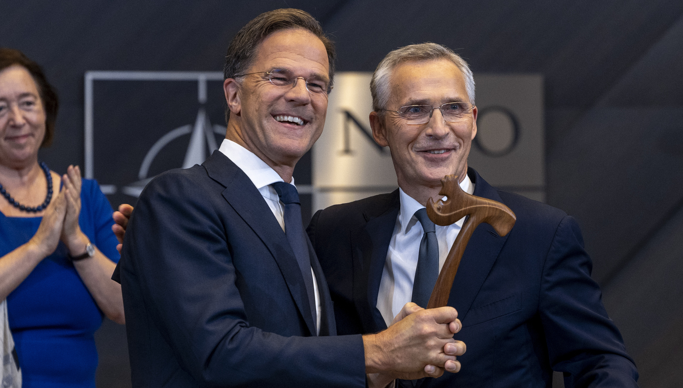 Mark Rutte med ordförandeklubban och Jens Stoltenberg Foto: Nato