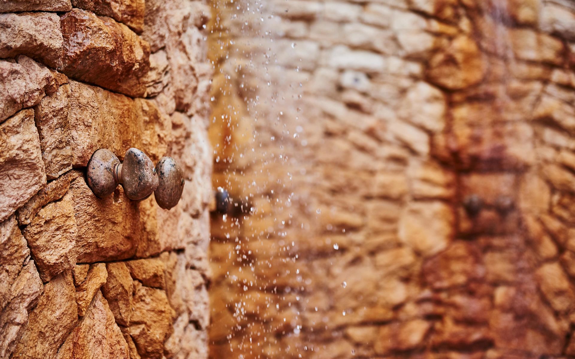 bathing experiences_stone ridge wall_stone tapware