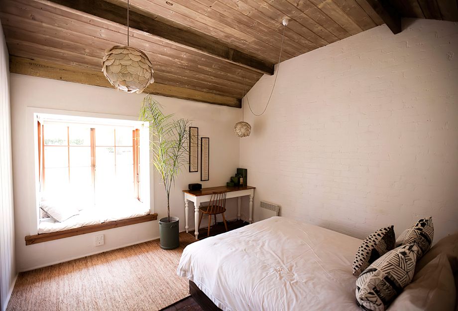 hummingbird eco retreat_timber ceiling_bedroom styling