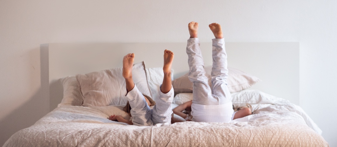 Des enfants jouent sur le lit