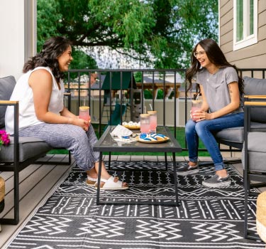 girls-on-porch-mobile
