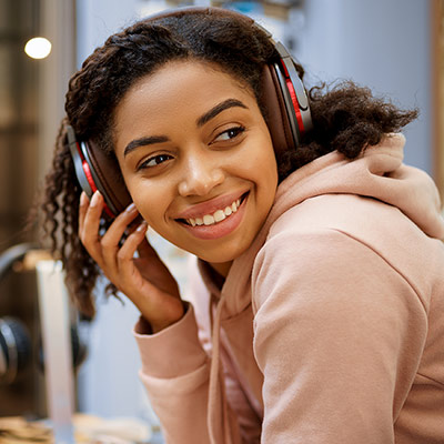 buyer-choosing-headphones-header-mobile