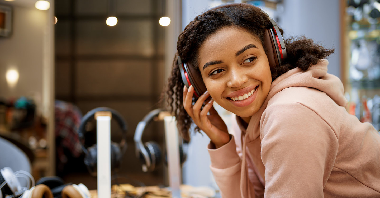 buyer-choosing-headphones-header