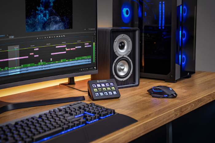 1-Stream Deck MK2 Lifestyle Shot 14