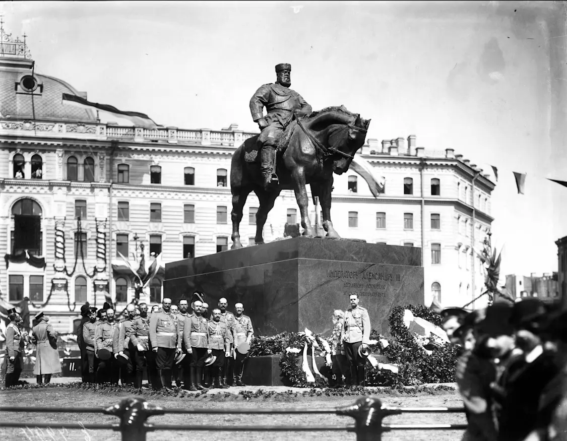 Памятник бегемот на комоде