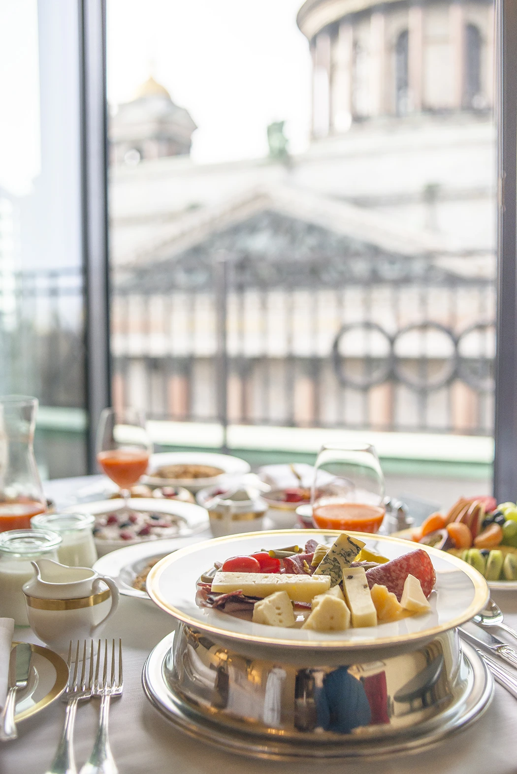 Питание спб. Питер отель.Астория завтрак. Завтраки в four Seasons Санкт-Петербург. Corinthia Санкт Петербург завтрак. Завтрак в ресторане.