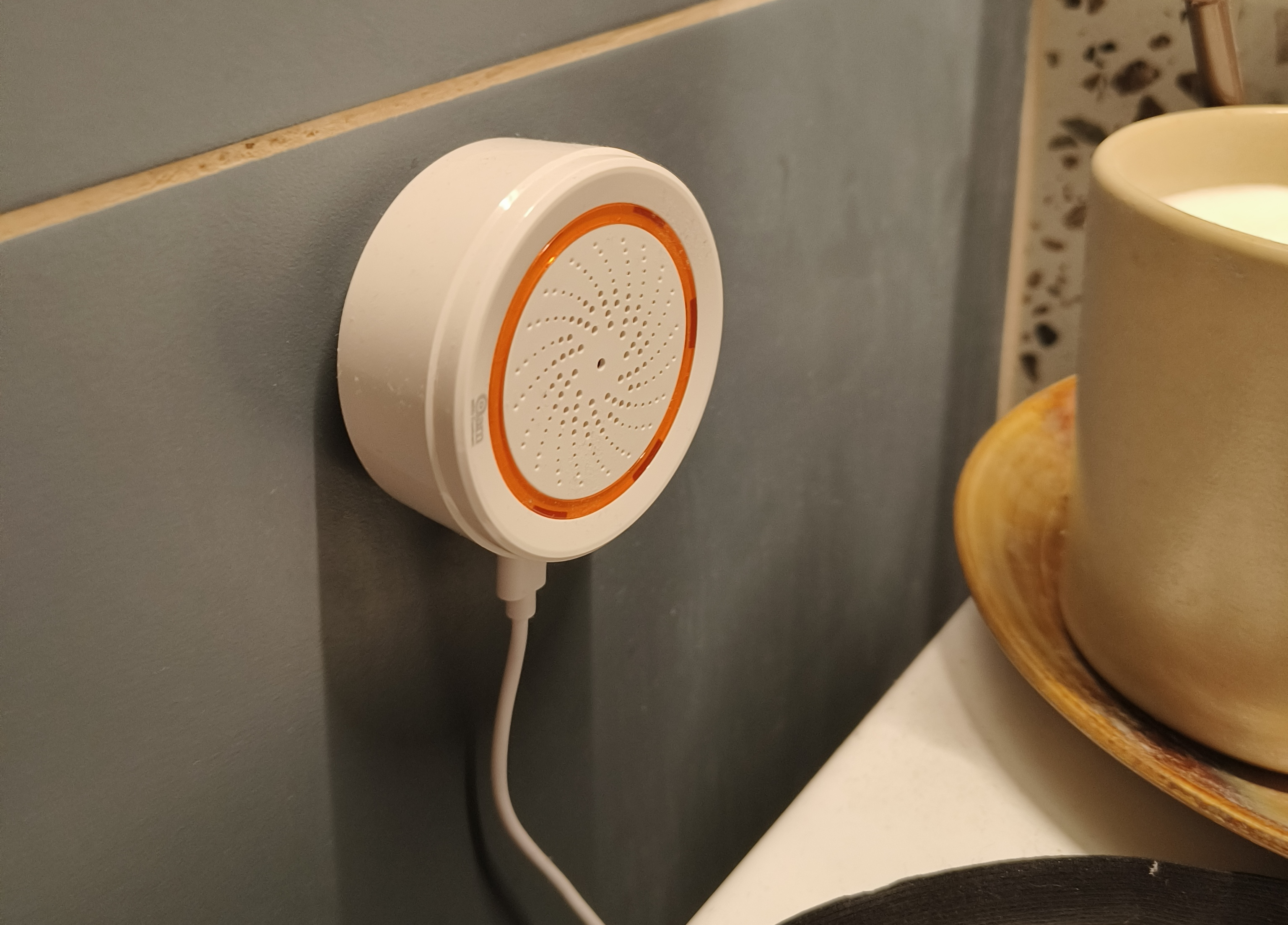A Zigbee siren connected to the red alert automation. Photo: author.