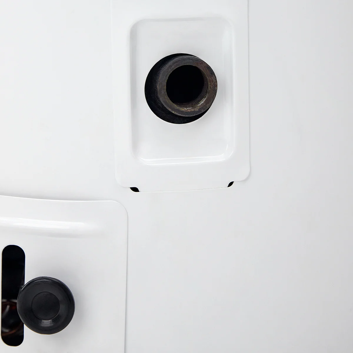 Vista lateral del calentador de agua Haceb 20 galones.