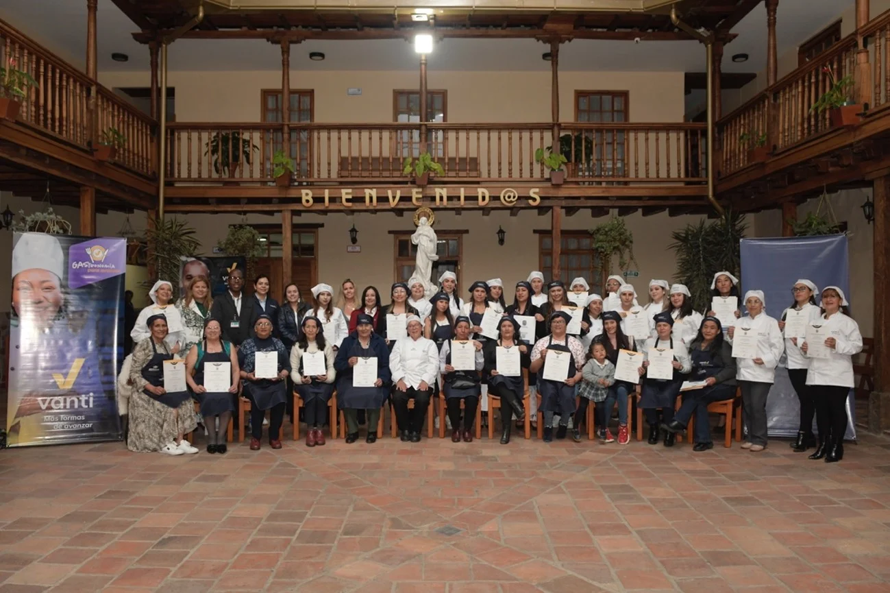 CARD: 40 mujeres cabeza de familia de Tunja reciben grado en cocina tradicional colombiana gracias al Programa GAStronomía para Avanzar de Vanti