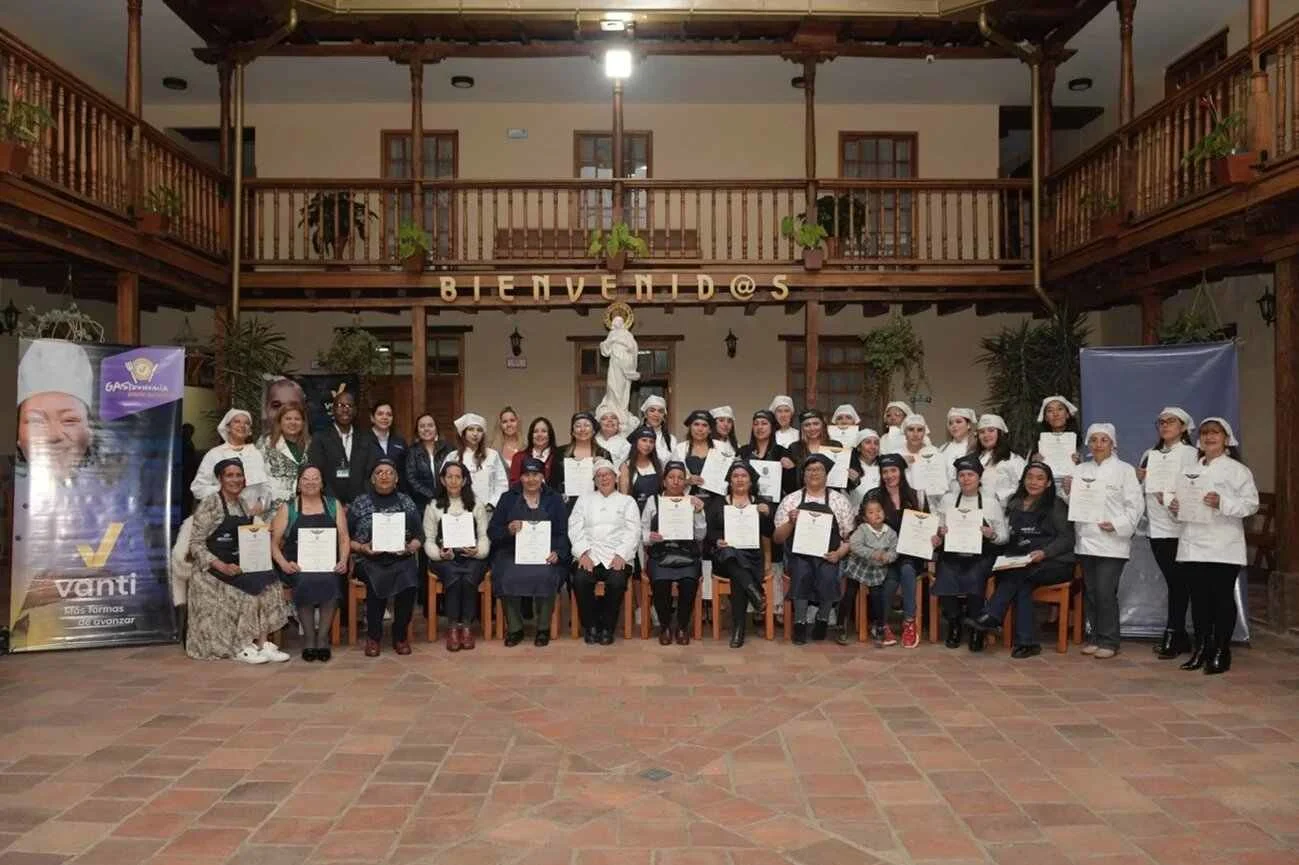 CARD: 40 mujeres cabeza de familia de Tunja reciben grado en cocina tradicional colombiana gracias al Programa GAStronomía para Avanzar de Vanti