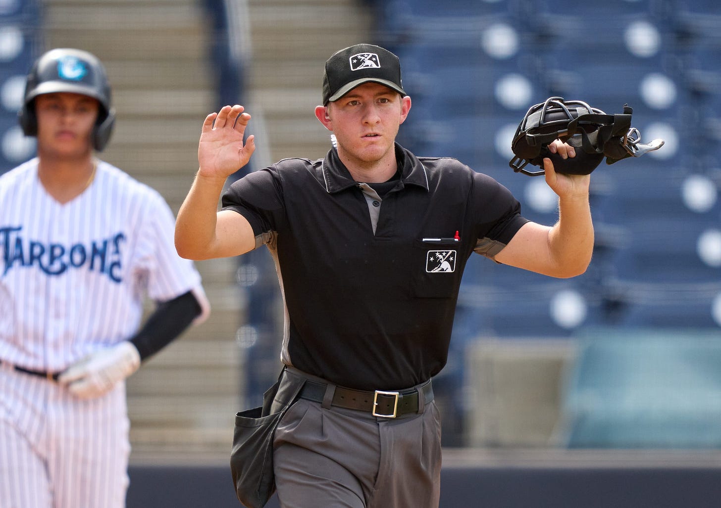 how-much-do-mlb-umpires-make-featured