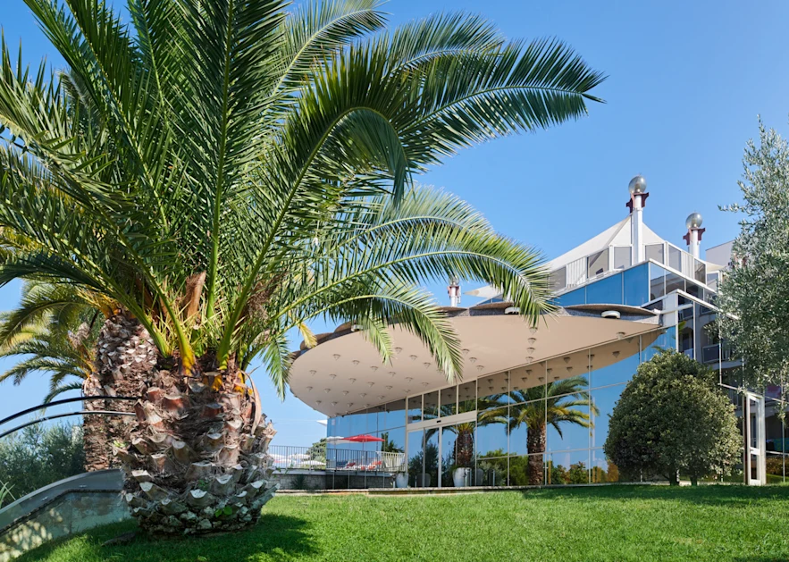 hotel-istra-plava-laguna-entrance-landscape-1