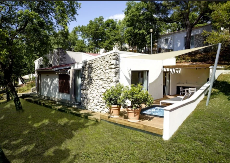 If your idea of a holiday is a seaside villa right above the beach - look no further. Villas Bellevue in Plava Resort come in three flavours of luxury, with a spacious terrace, a
whirlpool bath and sun loungers, as well as an open kitchen with a grill and dining space. Every village cottage is but a short walk from the beach, for family fun in the waves or a romantic
morning by the heated seawater pool. With a promise of effortless holiday living, enjoy daily life enhanced by feelings of relaxation and privacy. Hop on a bike, learn how to dive or take a
hike along the numerous wild trails leading inland. Slow down. Relax. Feed the squirrels. Feel the beach breeze. Go to Venice - there are hundreds of options, so make sure you pick the ones
you'll enjoy the most.