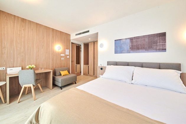 Classic soba s balkonom