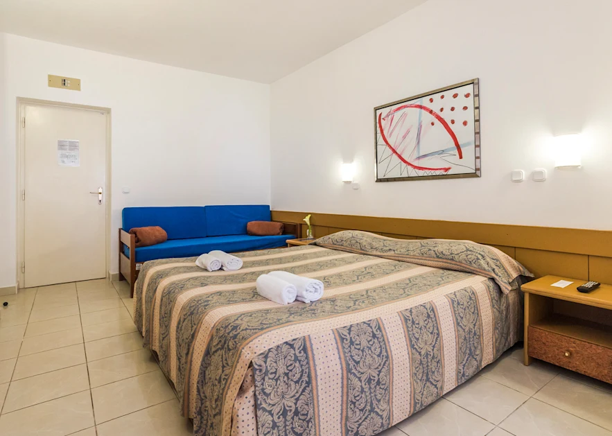 rooms-savudrija-plava-laguna-double-room-balcony-park-side-3bp-1