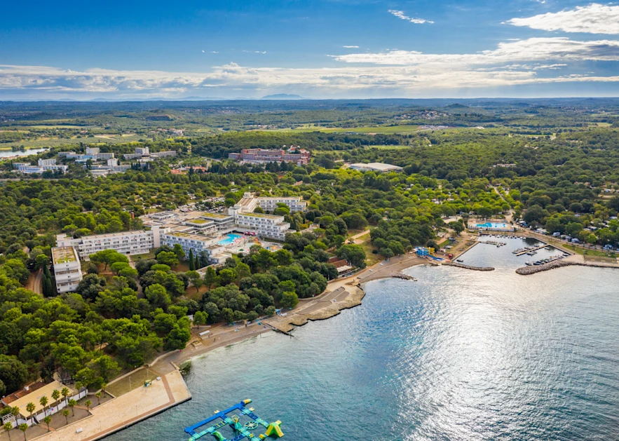 hotel-delfin-plava-laguna-entrance-lanscape-3