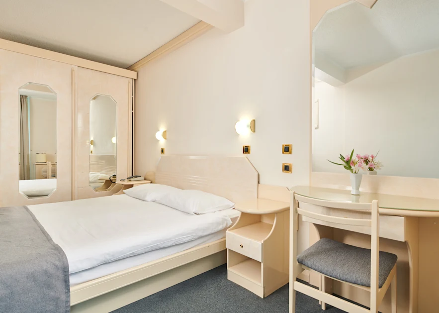 hotel-gran-vista-plava-laguna-classic-room-with-balcony-sea-side-extra-bed-5