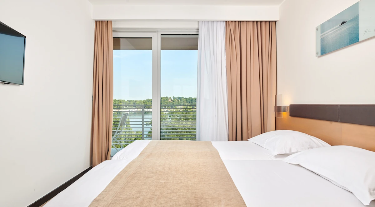 hotel-molindrio-plava-laguna-suite-with-balcony-sea-view