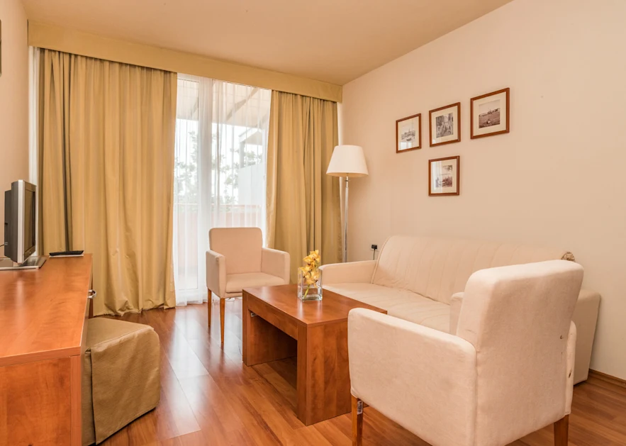 hotel-umag-plava-laguna-suite-balcony-park-side