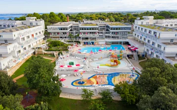 hotel-delfin-plava-laguna-entrance-lanscape