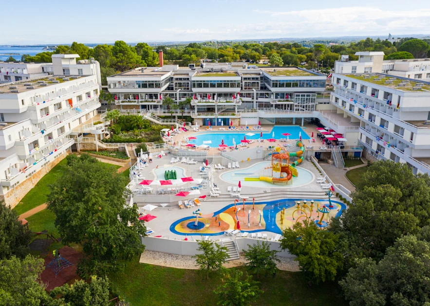 hotel-delfin-plava-laguna-entrance-lanscape
