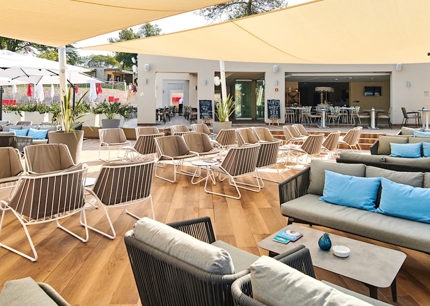 villas-park-park-resort-plava-laguna-pool-lounge