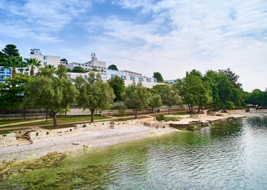 hotel-plavi-plava-laguna-zelena-resort-panorama-plaža-2