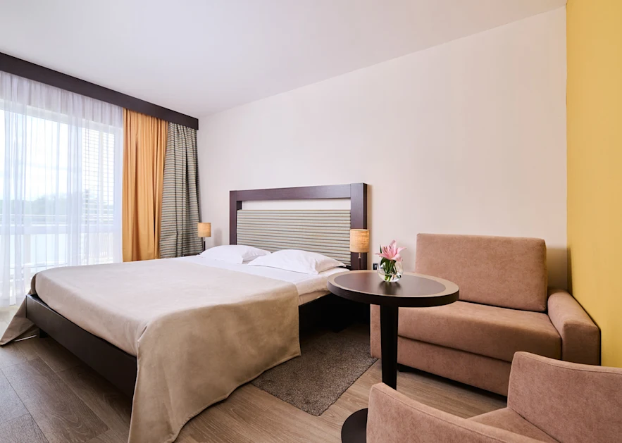 hotel-garden-istra-plava-laguna-accommodation-units-classic-room-with-balcony-park-side-2