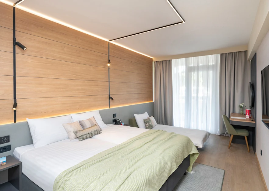 pelegrin classic room with balcony park side2