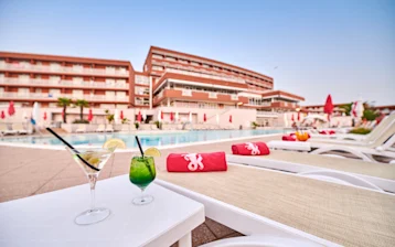 hotel-albatros-plava-laguna-swimming-pool